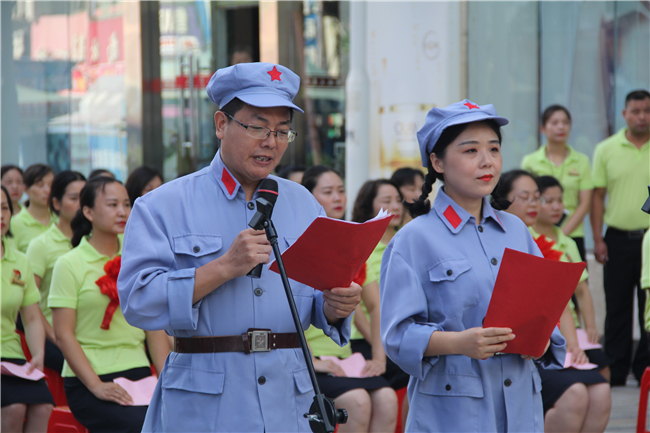 仙商党员左起(王启洋,熊凌霞)朗诵《鲜红的党旗赤诚的心》