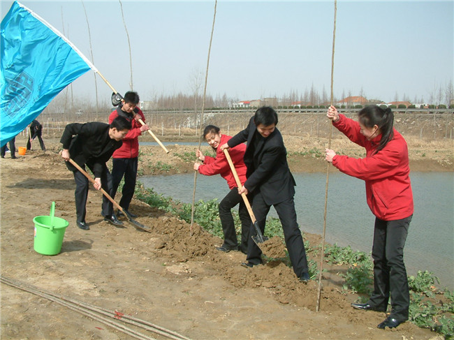 2005年3月4日仙商礼仪队员义务植树